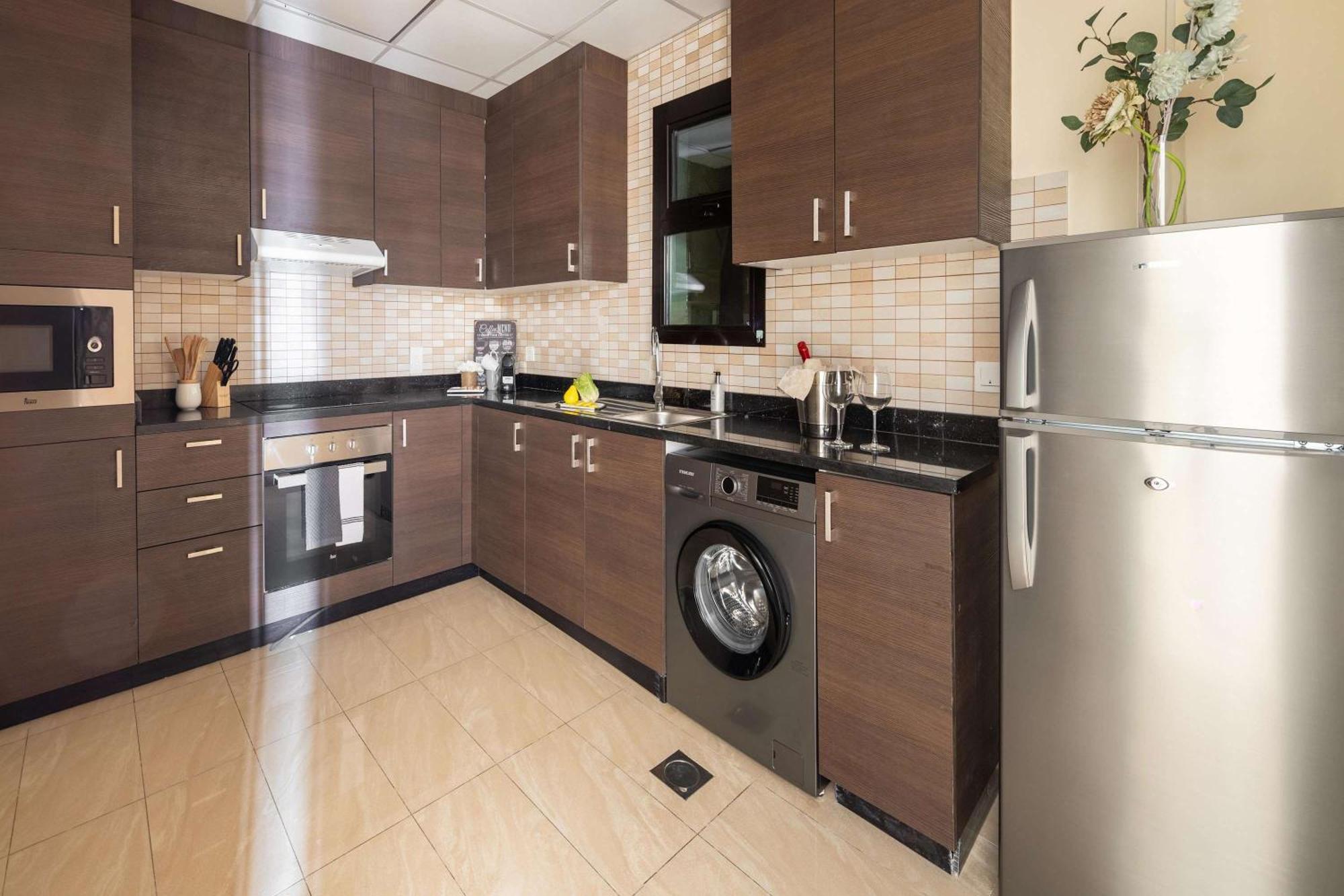 Frank Porter - Riah Tower Apartment Dubai