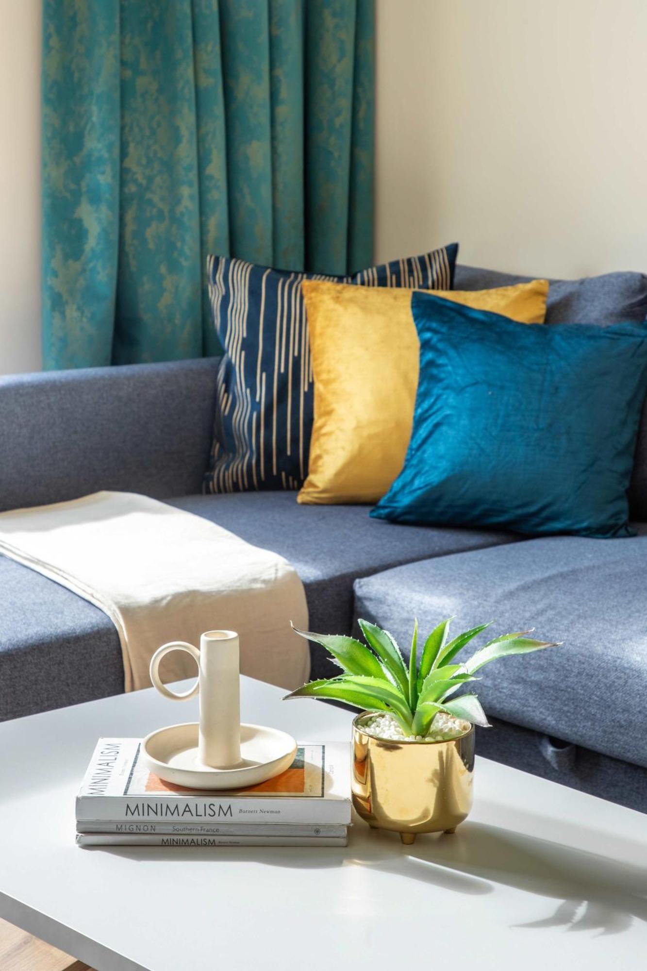Frank Porter - Riah Tower Apartment Dubai